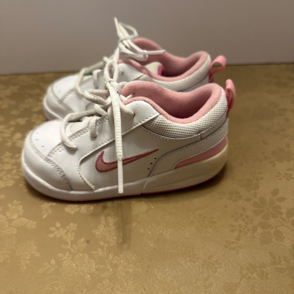 Children's Girls Nike Pink and White Athletic shoes Size US 8CW